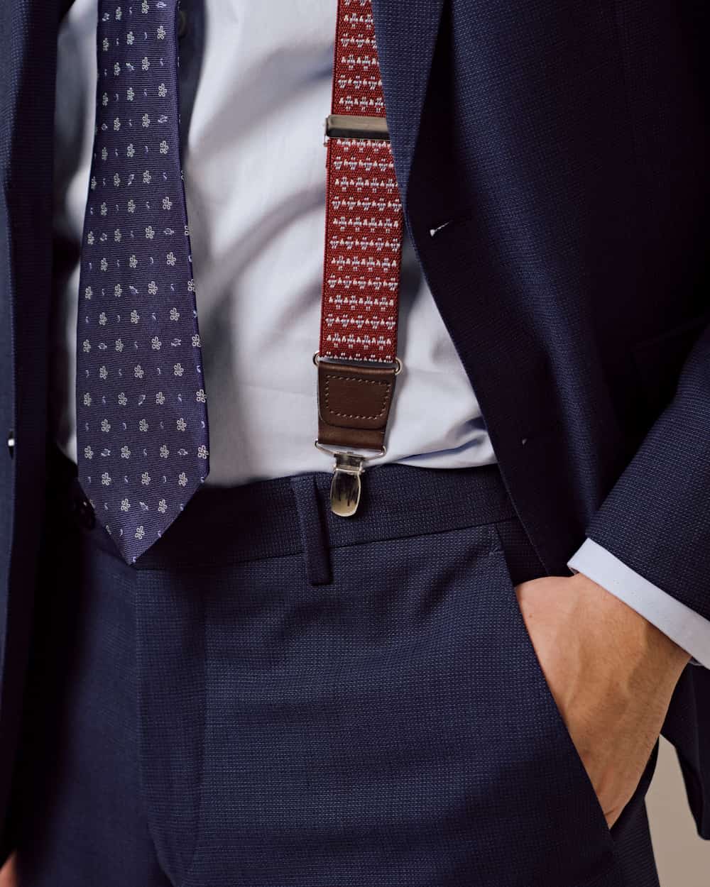 con un traje tirantes o cinturon