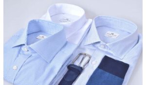 camisa blanca y vaqueros hombre